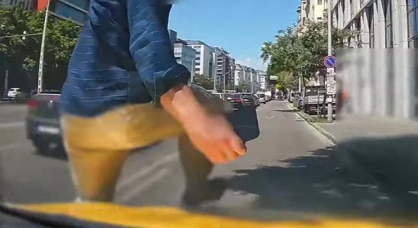 Rohangáló gyalogost gázolt a taxi, de utóbbi járt pórul - videó!