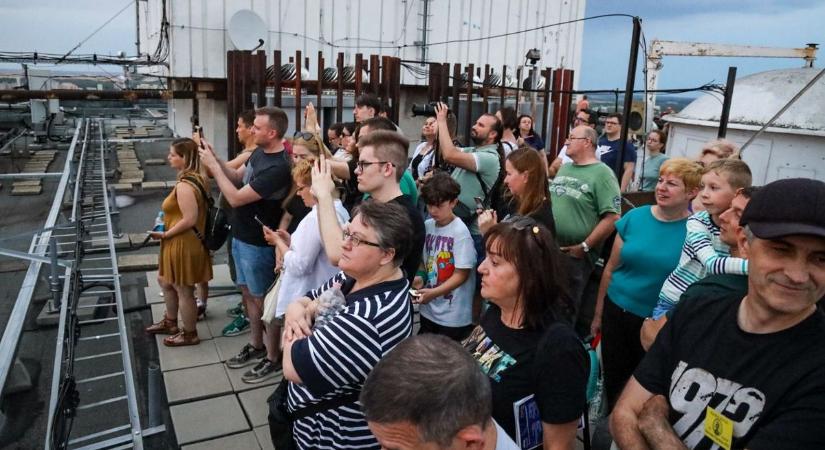Vihar utáni csoda a 24 emeletes tetején: így festett a szolnoki naplemente a magasból – galériával, videóval