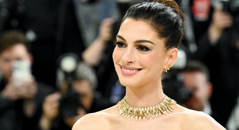 A 43 évesen 3. gyermekével várandós Anne Hathaway bikiniben mutatta meg gömbölyödő terheshasát