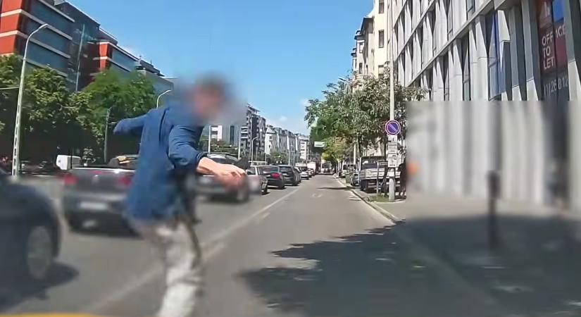 Kirohant a taxi elé, elgázolták a külföldit Budapesten, a vétlen sofőr fizethet rá – videó