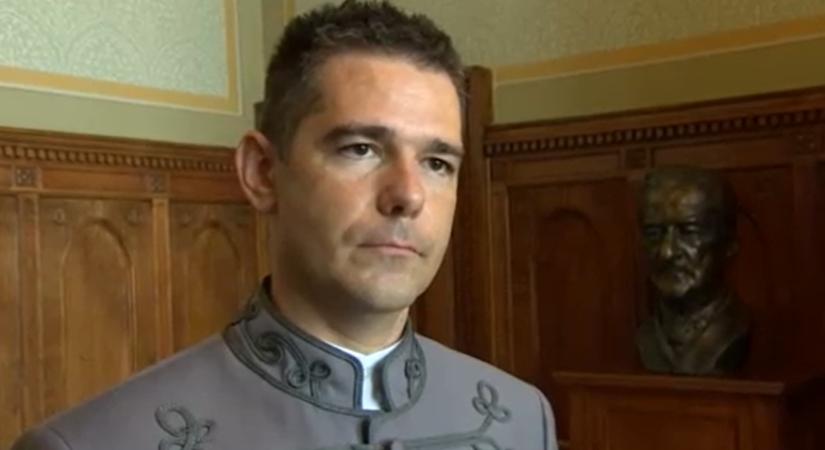 Novák Előd kifizetné a „szivárványos rongyok” eltávolítása miatti bírságot