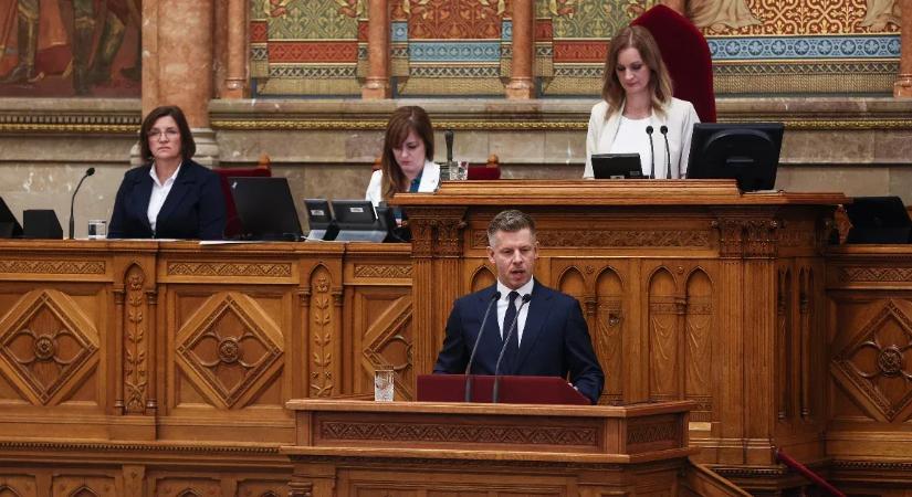 70 éves korlimit az alkotmánybíróknak, 12 éves mandátumlimit a képviselőknek – ezeket jelentette be Magyar Péter a parlamentben