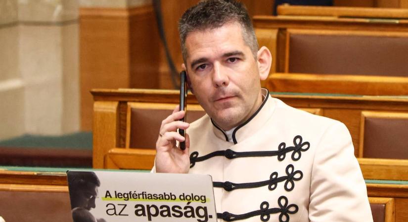 Megszólalt a Pride-zászló ügyben Novák Előd: „Kifizetem a szivárványos rongyok eltávolításáért járó bírságot”