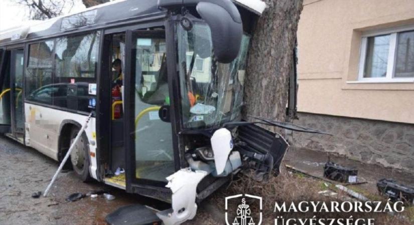 Kábítószeresen karambolozott a busszal