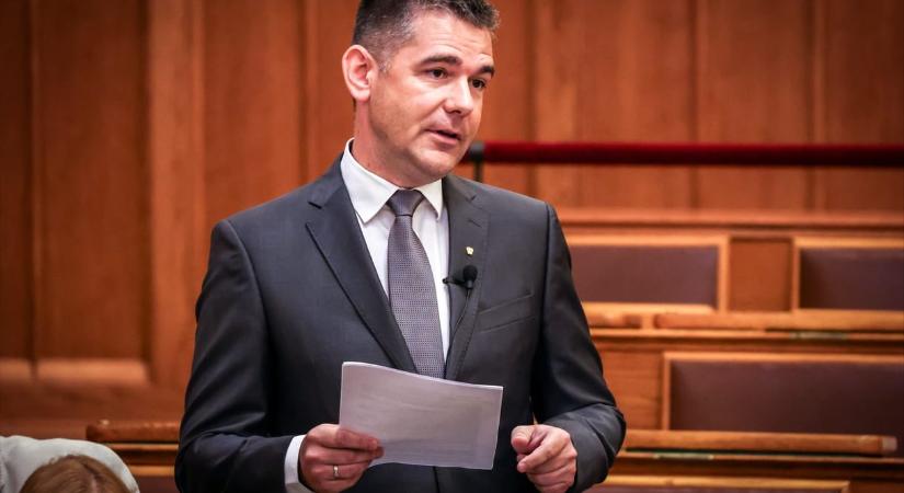 Novák Előd: Kifizetem a szivárványos rongyok eltávolításáért járó bírságot