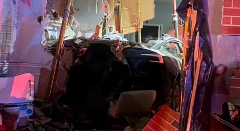 Halálos baleset: Nagy sebességgel vezette bele magát egy házba egy Tesla - videóval