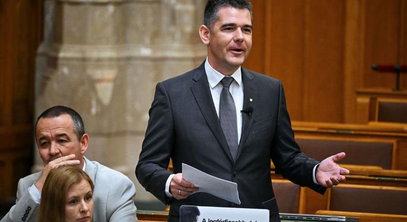 Kifizeti az LMBTQ-zászlókat dobáló férfi büntetését Novák Előd