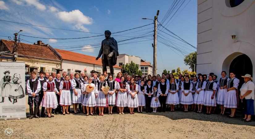 Közös munkával született újjá a zsibói népviselet
