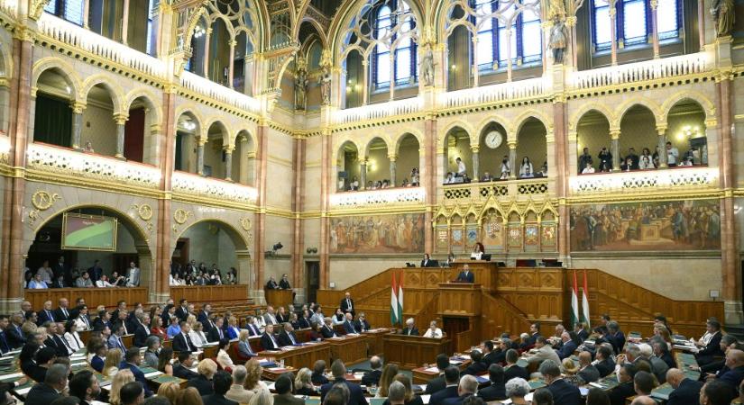Gyakorlatikag lenullázza a Fidesz és a KDNP frakcióit, ha 12 évben maximalizálják a képviselőséget