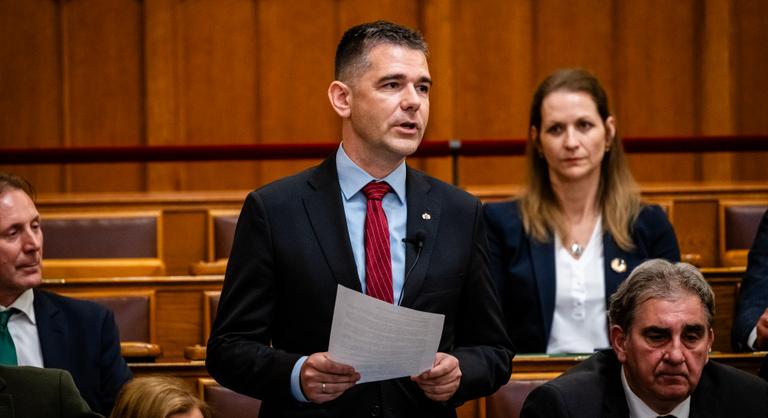 Novák Előd kifizeti a „szivárványos rongyok eltávolításáért” járó bírságot