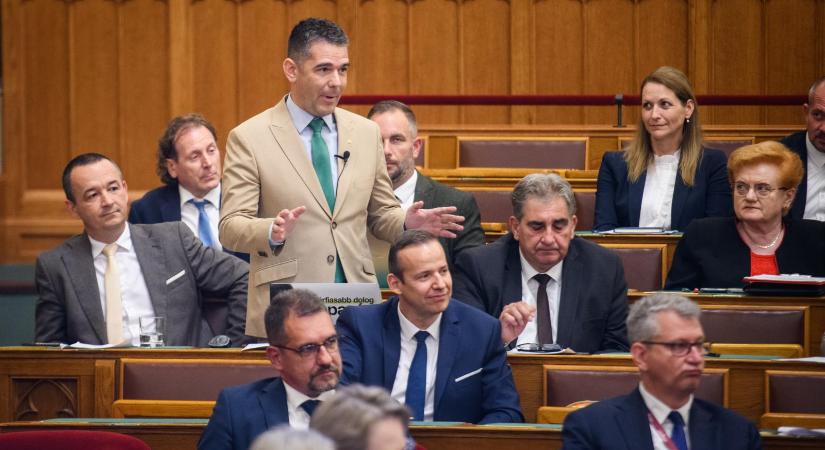 Novák Előd kifizeti a Pride-zászlók Dunába hajítása miatti bírságot