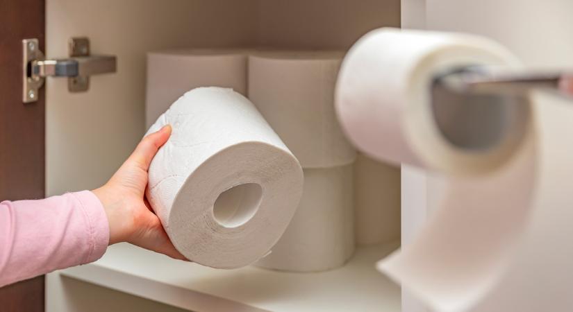 Furcsa trükk terjed a háztartásokban: ezért kerül egy tekercs vécépapír a hűtőbe