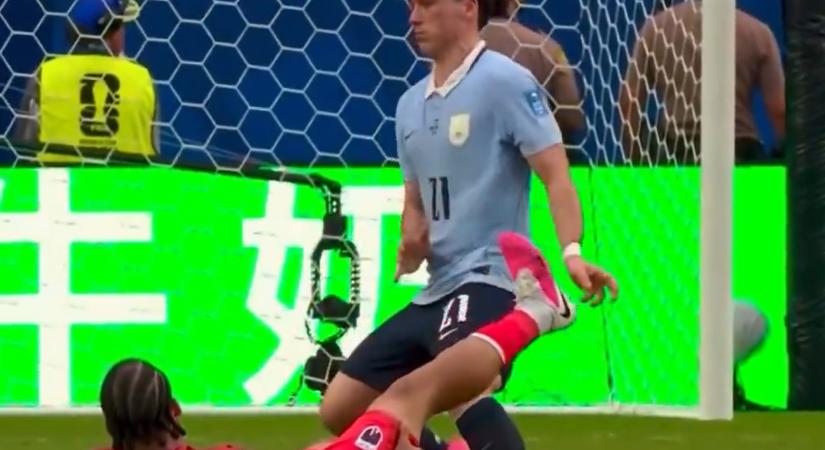 Begörcsölt az ellenfél lába, gyúrni kezdte az uruguayi, majd otthagyta