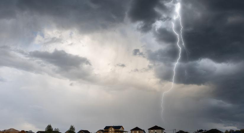 Nyakunkon az ítéletidő! Durva felhőszakadás jön, kiadták a riasztást is