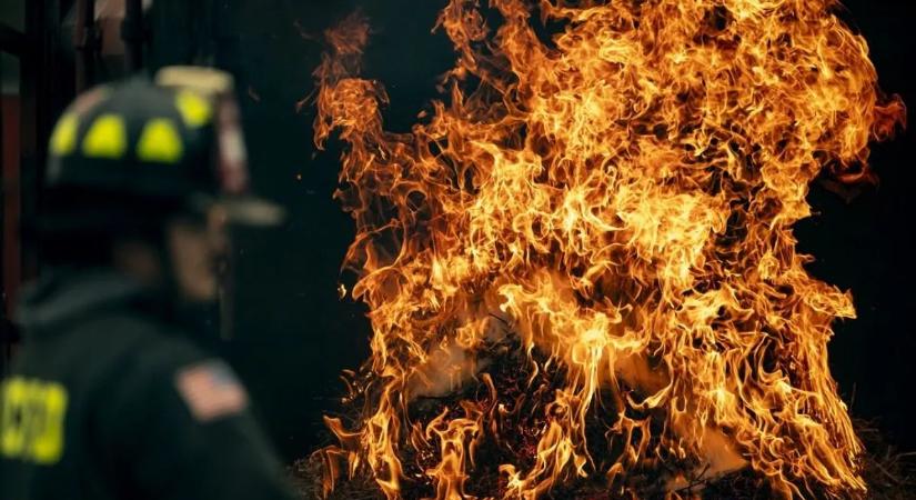 Kigyulladt a stúdió, legalább 14 ember meghalt Indiában – videón a lángoló épület