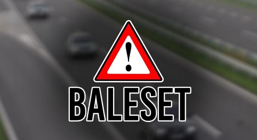 Árokba sodródott egy kisteherautó a 338-as főúton – torlódásra kell készülni!