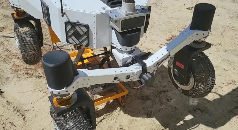 Kerekét felemelve lépi át az akadályokat a NASA forradalmi, új Mars-járója