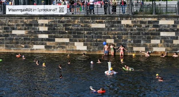 Berlinben úszótüntetést tartottak a Spree folyóban való fürdés engedélyezéséért