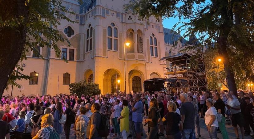 Százával írják alá a petíciót, hogy visszatérjen az élet a kecskeméti utcákra