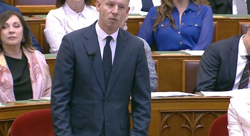 Magyar Péter szíjjal fenyegető apáról beszélt az Országgyűlésben