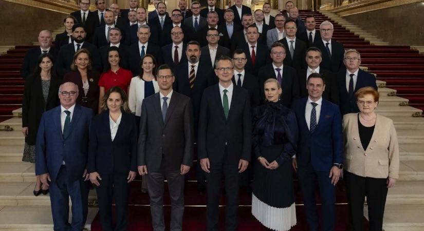 A Fidesz frakciójának közel fele kiesne a parlamentből a Tisza új mandátumkorlátozása miatt
