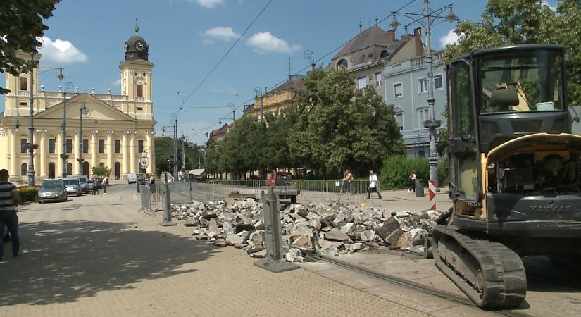 Megkezdődött a 25 éves villamospálya felújítása Debrecen főterén – videóval