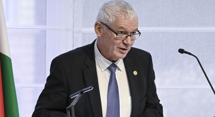 Négy alkotmánybírót cserélhet le a Tisza a korhatár szabályozásával