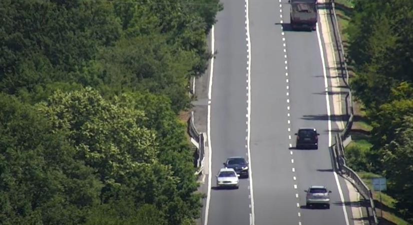 Drónról figyelték az autósokat a 8-as főúton – Sorra buktak le a szabályszegők