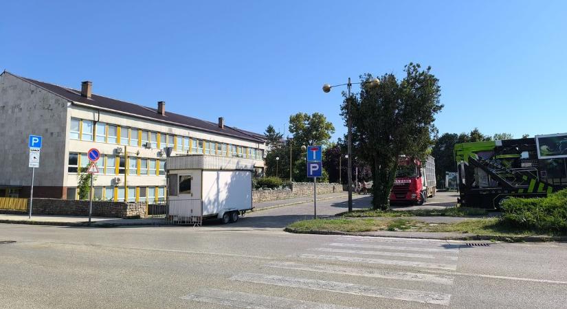 Elindult a lezárások sora, már épül az óriáskerék Tatán