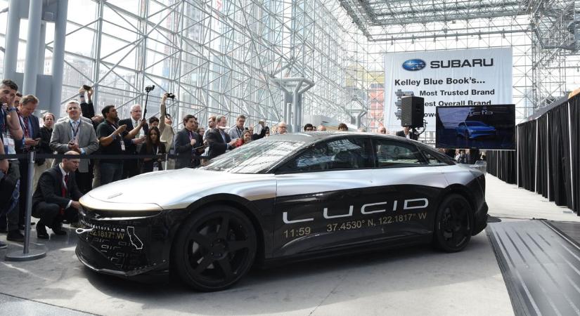 Autóipar: újabb elektromos autógyártó vállalat a bukás szélén, hatalmas leépítést jelentett be a Lucid
