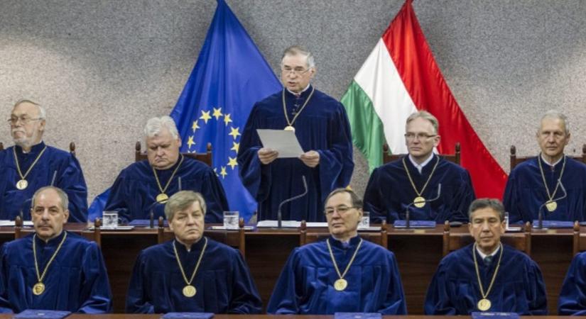 Figyelemre méltó adat az Alkotmánybíróságról: négy bíró elmúlt 70 éves