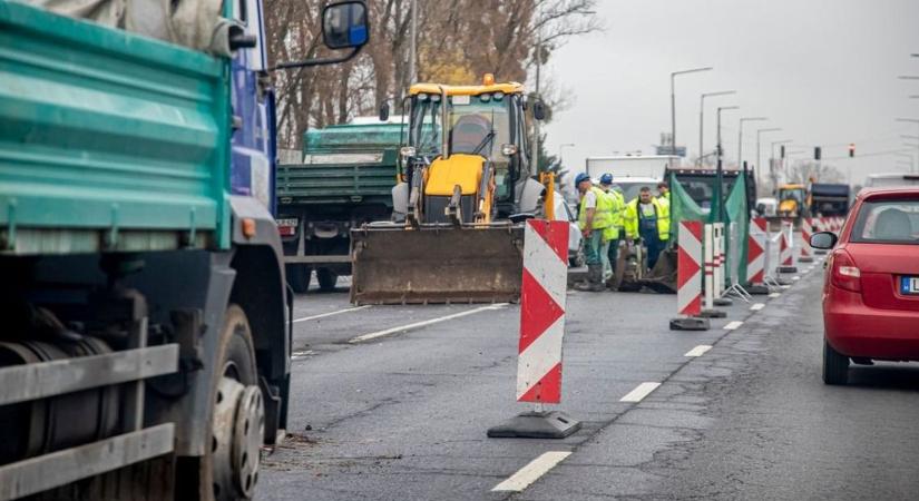 Elkezdték! Két hétig tartó aszfaltozás bénítja a 26-ost Miskolcon – Itt a pontos ütemterv