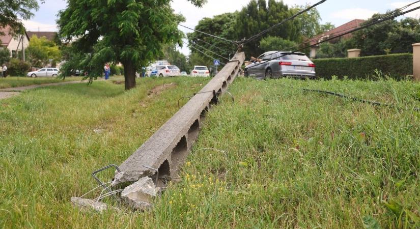Villanyoszlopnak hajtott egy autó Szirmán - (fotókkal,videóval)
