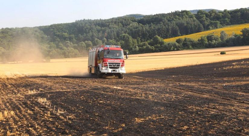Több hektáron ég a gabona Baranyában: munkagépek is bevetésre kerültek