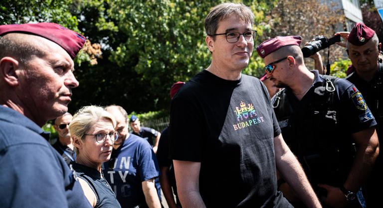 Karácsony Gergely odaszúrt Novák Elődnek az Erzsébet hídról eltűnt szivárványos zászlók miatt