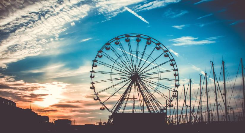 Dráma a vidámparkban: sok gyerek 15 méter magasan rekedt egy meghibásodott játék miatt