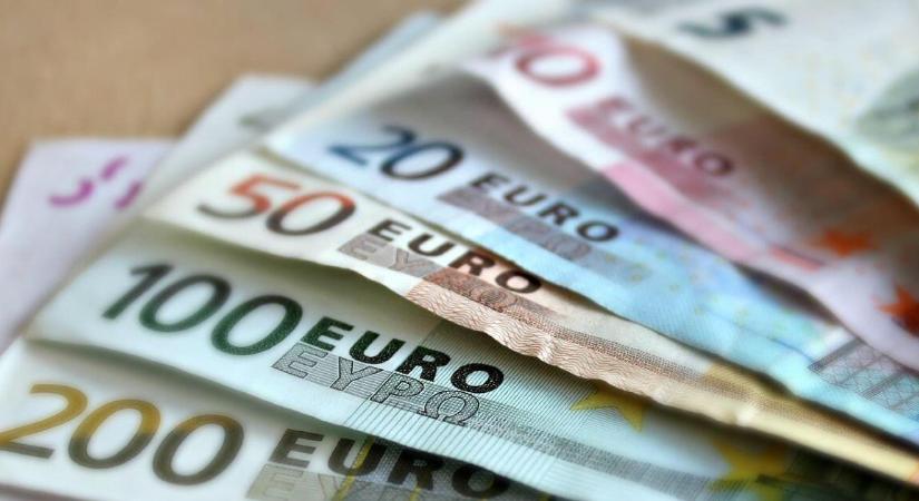 Mit művelt a forint hétfőn? Ennyiért adják-veszik az eurót