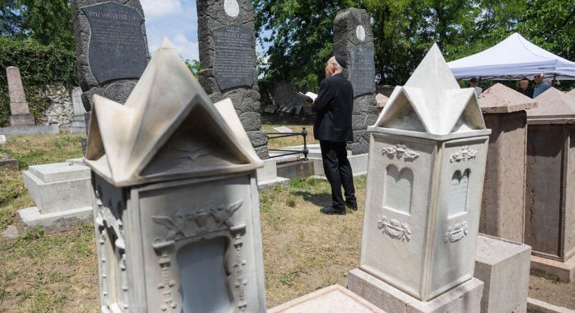 Hónapokig restaurálták: olyan kincs tért vissza a tatai temetőbe, ami az egész országban ritkaság videó