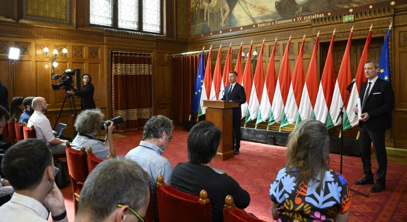 Kihelyezett ülést szervez a Tisza-kormány, Magyar Péter mindenkitől kritikát vár