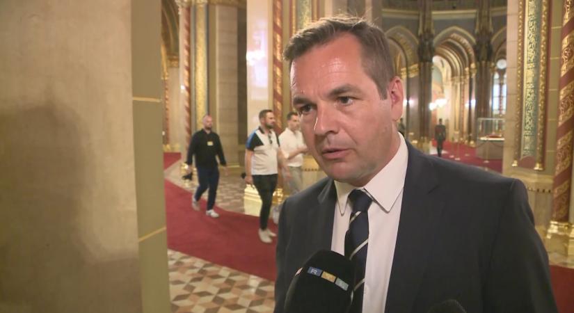 Maffiához hasonlította a Fideszt Magyar Péter, a vagyonvisszaszerzési terve miatt éles vita alakult ki