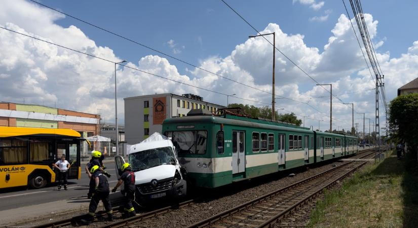 Megrendítő fotók: így tarolt le a H6-es HÉV egy furgont a Soroksári úton