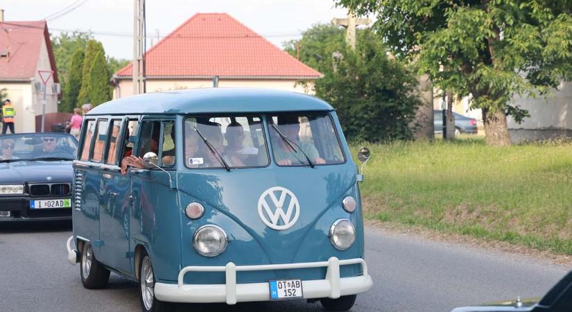 Veterán járműcsodák vonultak fel Tolnán (fotókvideó)