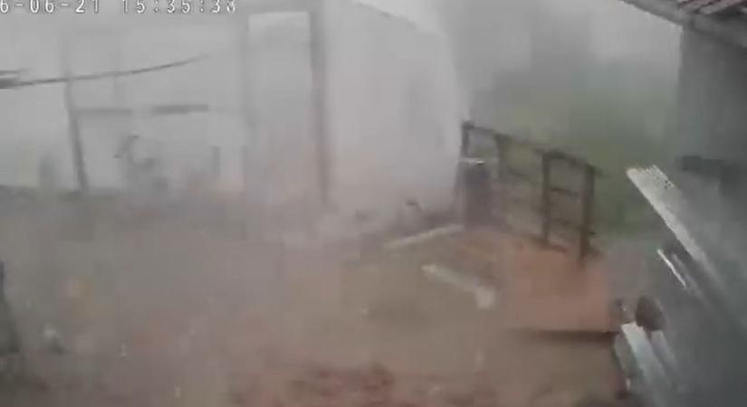 A legdurvább viharos videó, mintha tornádó tombolt volna a hajdú-bihari településen – kerítést, tetőt, mindent vitt – videóval
