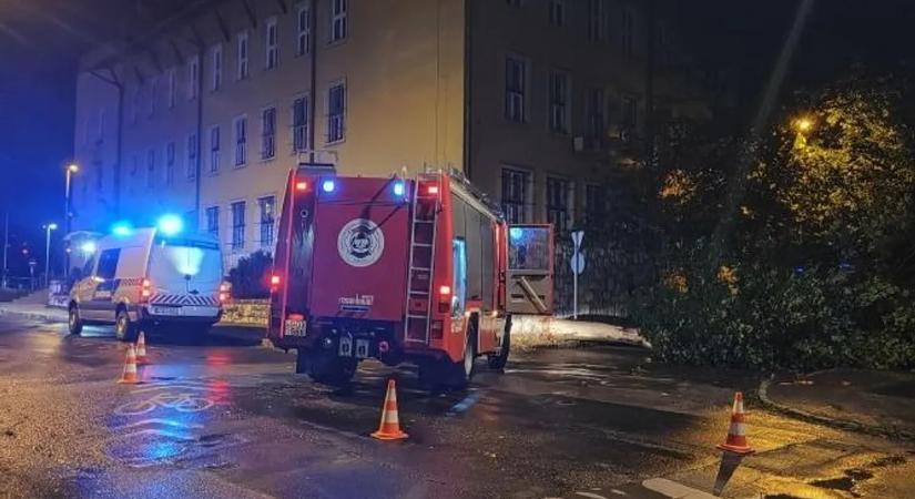Tombolt a vihar Magyarországon: sok feladatot adott a tűzoltóknak