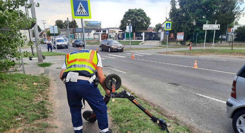 Durva baleset Nyíregyházán! Több métert csúszott a betonon a rolleres fiatal, azonnal kórházba szállították! (fotókkal)