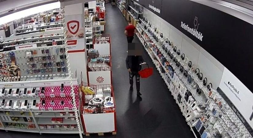 Ellopott egy Playstationt a győri Media Martkból ez a férfi - felismeri?