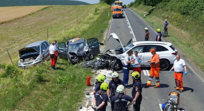 Két mentőhelikopter szállt le - Fotók érkeztek a hatalmas baleset helyszínéről