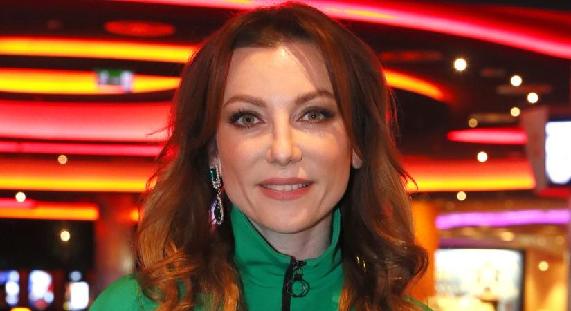 Ritka pillanat: Rúzsa Magdi megmutatta, hogyan sütnek a hármasikrei a vajdasági nagymamával