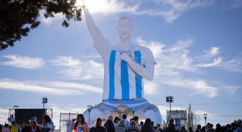 Óriási szobrot kapott Argentínában Messi