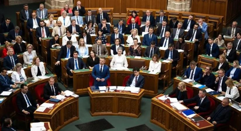 Szinte teljesen eltüntetné a jelenlegi ellenzéki frakciókat a Tisza-kormány az Alaptörvény 17. módosításával